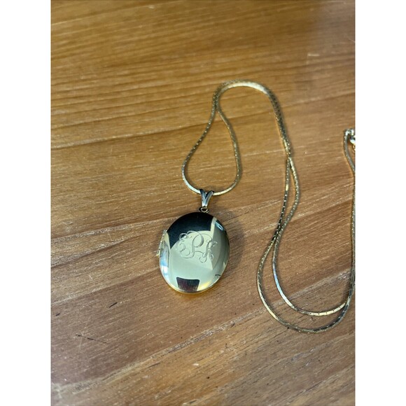 Vintage Jewelry Gold Tone Oval Monogrammed Polished Picture Locket Necklace 24” - Picture 6 of 6